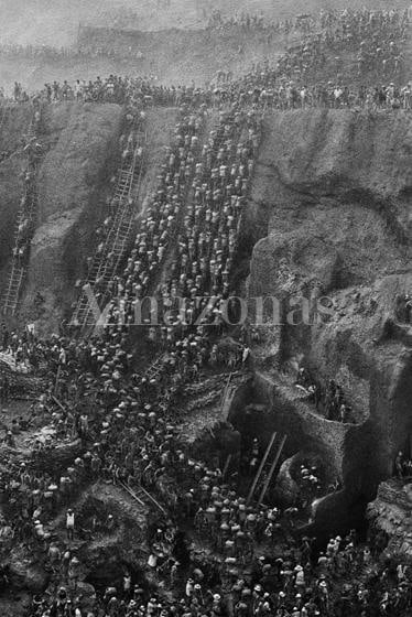 Sebasti&atilde;o Salgado. Gold mine of Serra Pelada. Par&aacute;, Brazil. 1986. Gelatin silver print. 60 x 90 cm.