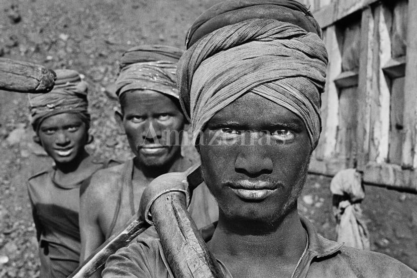 Sebasti&atilde;o Salgado. Coal miners. Dhanbad, Bihar State, India. 1989. Gelatin silver print. 60 x 90 cm.