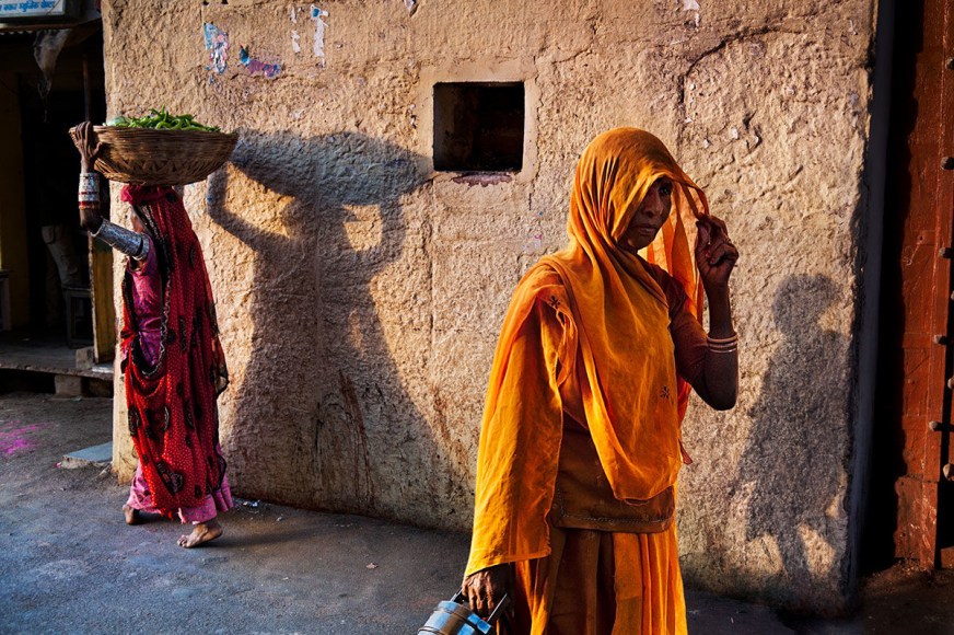 Steve McCurry, Women return from the bazaar in the evening, Rajasthan, India, 2009, ultrachrome print, 76.2 x 101.6 cm (30 x 40 inches)