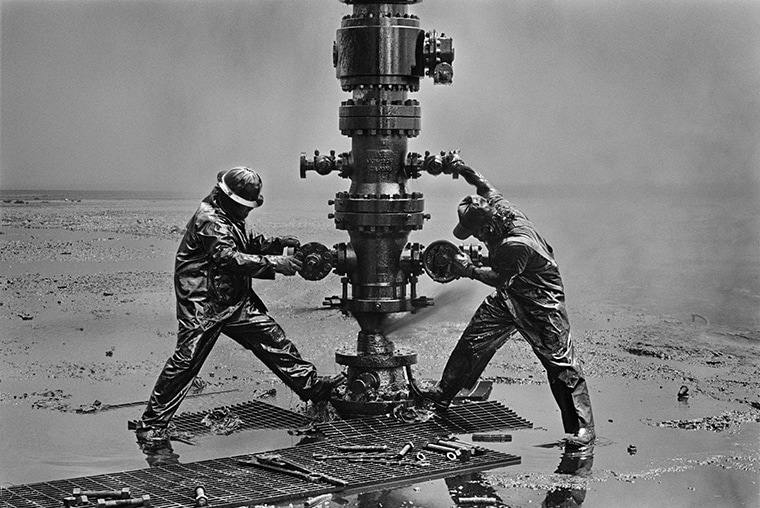 Sebastião Salgado, Kuwait, 1991, gelatin silver print, 61 x 88.9 cm (24 x 35 inches) © Sebastião Salgado