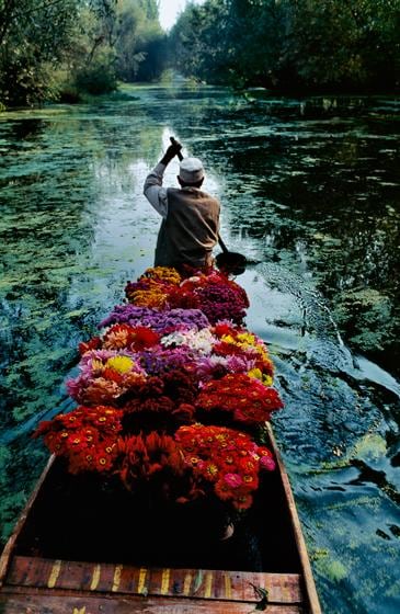 , Steve McCurry, Kashmir Flower Seller, 1996, ultrachrome print, 40 x 30 cm/101.6 x 76.2 cm; &copy; Steve McCurry