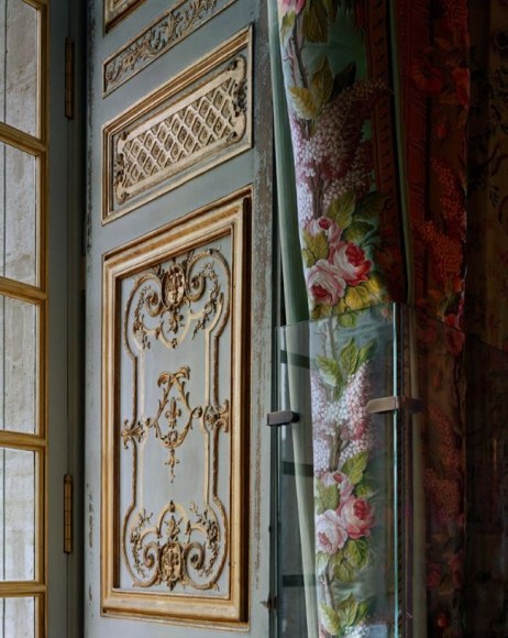 Robert Polidori, Boiserie and curtains, Chambre de la Reine, (115) CCE.02.029, Corps Central - 1er &eacute;tage, Ch&acirc;teau de Versailles, France, 2007, Archival Pigment Inkjet Print, 72 x 60 inches. Photograph &copy; Robert Polidori