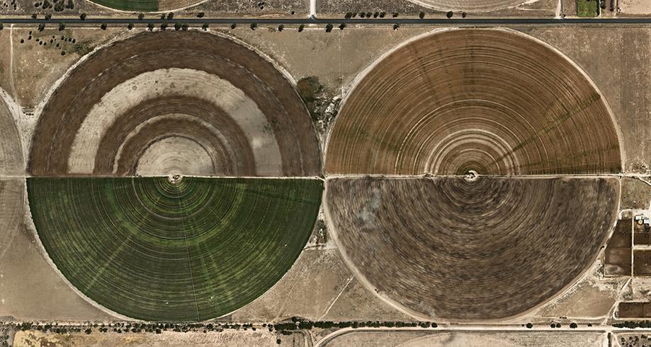 , Edward Burtynsky, Pivot Irrigation #27, High Plains, Texas Panhandle, USA, 2012, chromogenic color print, 36 x 68 inches/91.4 x 172.7 cm, Edition 1/12. Photograph © 2012 Edward Burtynsky