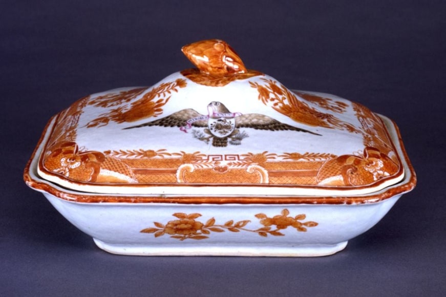 Covered Square Vegetable Dish in Orange Fitzhugh with Sepia Eagle from the Captain William Orne Service,&nbsp;about 1800&ndash;10
