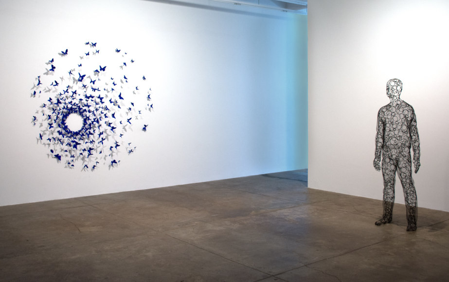 Post aa в играх. Дизайнерские инсталляции на стену. Инсталляция из вещей. Политические инсталляции. Инсталляция искусство.