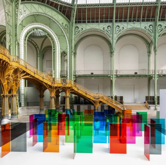Carlos Cruz-Diez, Labyrinthe de Transchromie, 1965/2019, 566 7/8 x 755 7/8 in. Installed&nbsp;in the Grand Palais for Le Biennale Paris