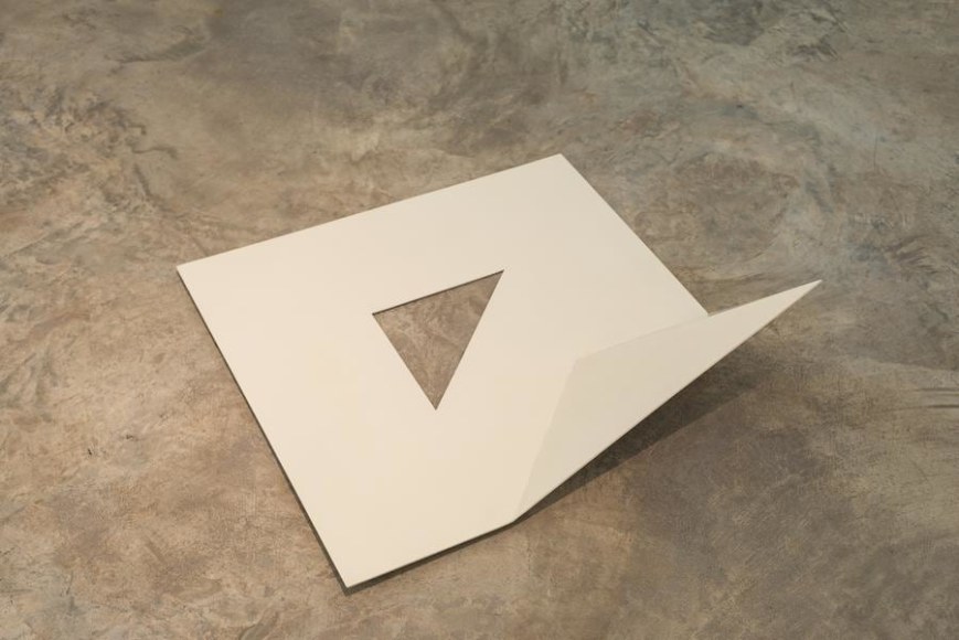 Antonio Liz&aacute;rraga, Sem t&iacute;tulo, c.1980. Metal, 10 1/4 x 28 3/8 x 28 3/8 in.