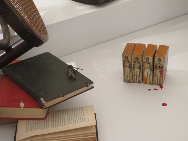 Liliana Porter, installation view of El hombre con el hacha y otras situaciones breves, MALBA-Fundaci&oacute;n Costantini, 2013.