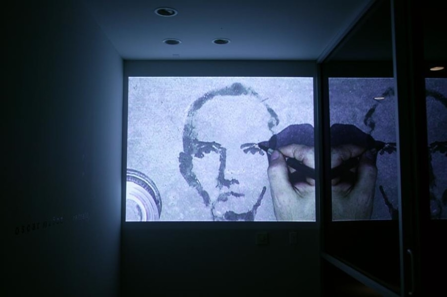 Oscar Mu&ntilde;oz, Re/trato, Exhibition at Sicardi | Ayers | Bacino, 2002.