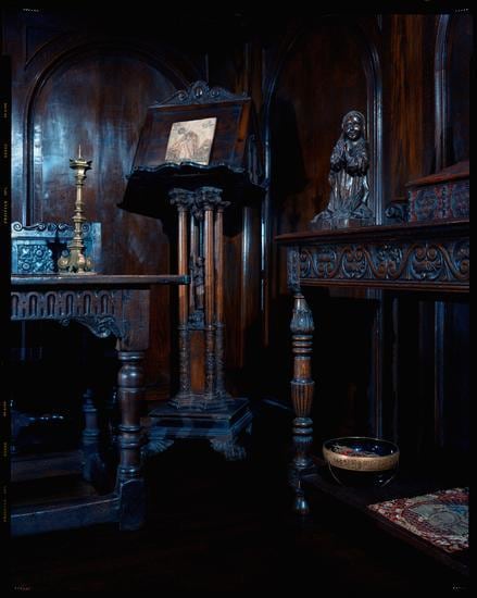 Andres Serrano Interrior, Close