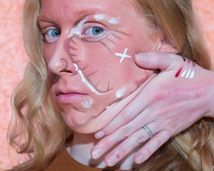  Ilona Zswarc, 	Untitled #15 (I am a woman and I play the horror of my flesh), 2015