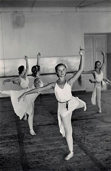 Henri Cartier-Bresson, 	Bolshoi Ballet School. Moscow. 1954.