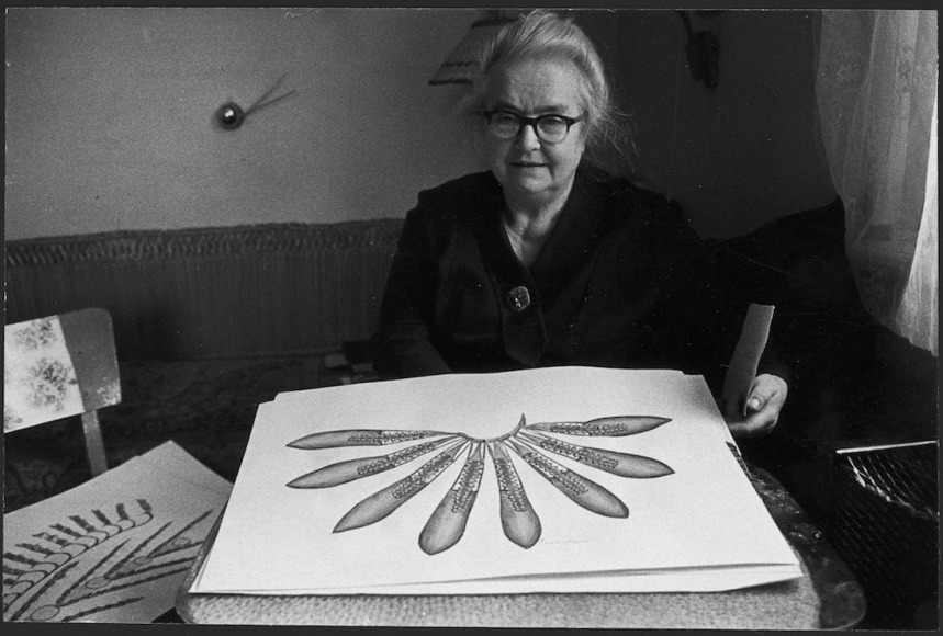 Anna Zemankova in her apartment, Prague, 1980, Photo: Jan Reich. Archives de la Collection de l&rsquo;Art Brut, Lausanne.