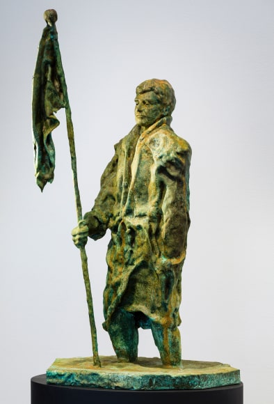 Thomas Schütte, Mann im Matsch mit Fahne (image 1)