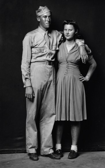 Disfarmer, Soldier and Wife: J.C and Ermadean verser 