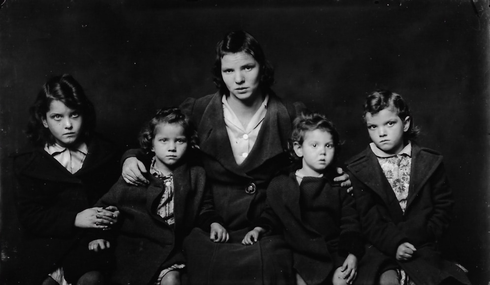 Disfarmer, Mother with four daughters 