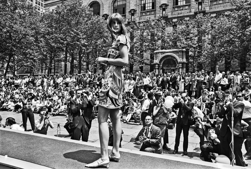 Harry Benson, Jean Shrimpton, Bryant Park, 1968