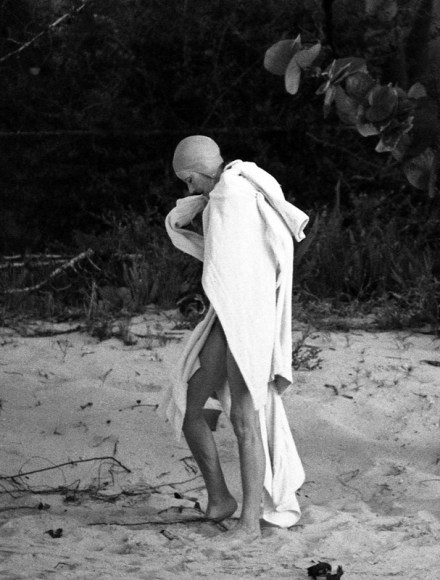 Harry Benson, Greta Garbo, Antigua, 1976
