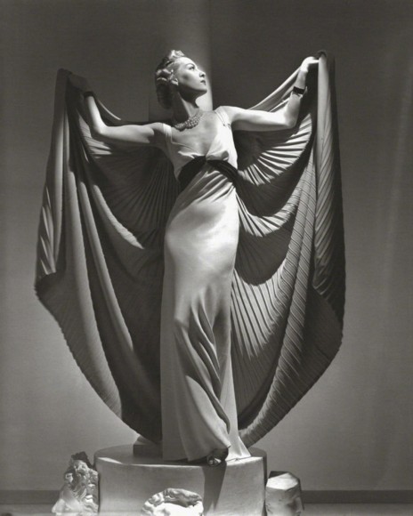 Horst, Cape: Helen Bennett, Paris, 1936