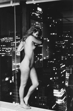 Helmut Newton, Patti Hansen over Manhattan, 1977