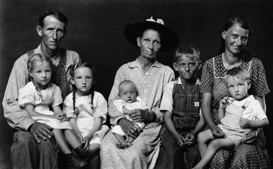Disfarmer, Family group: george and Ethel Gage with his mother Ida and children Loretta, Ida, Ivory, Jessie, and Leon 