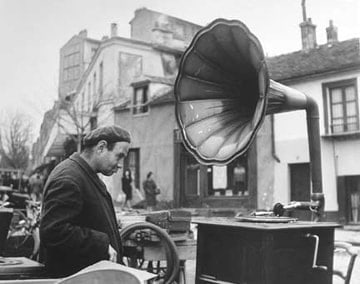 Robert Doisneau, La Musique des Puces, 1944