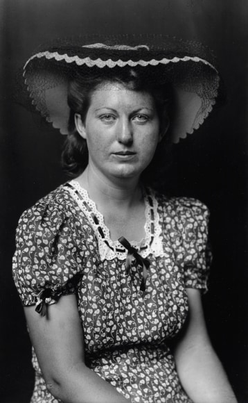 Disfarmer, Woman with hat