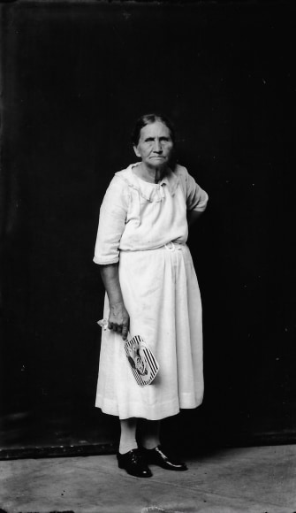 Disfarmer, Old lady with fan: Elizabeth Mayfield 