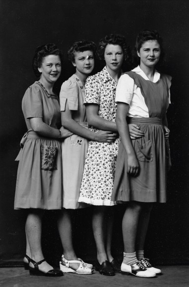 Disfarmer, Four young women 