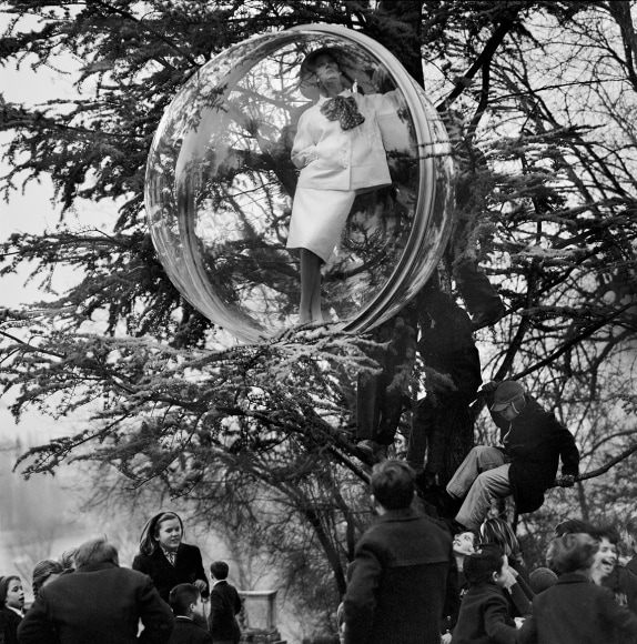 Melvin Sokolsky, School Yard Sky Watch, Paris, 1963