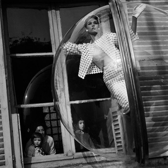 Melvin Sokolsky, Faces in Window, Harper's Bazaar, Paris 1963