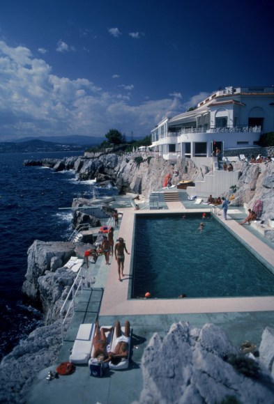 Slim Aarons, Hotel du Cap Eden-Roc, 1976: Guests by the pool at Hotel du Cap Eden-Roc, Antibes, France