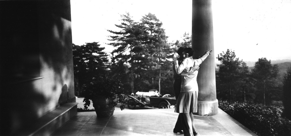 Jacques-Henri Lartigue, Tango - Bibi with Dr. Boucard