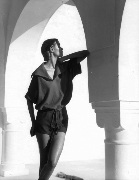 Louise Dahl-Wolfe, Natalie in Arch (3/4), Tunisia, 1950