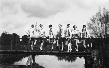 Cecil Beaton, Rex Whistler, Cecil Beaton, Georgia Sitwell, William Walton, Stephen Tennant, Zita Jungman and Teresa Jungman, Wilsford, 1928