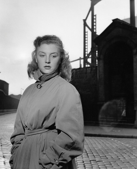 Robert Doisneau, Nicole Courcel rue e L'Evangile, 1950