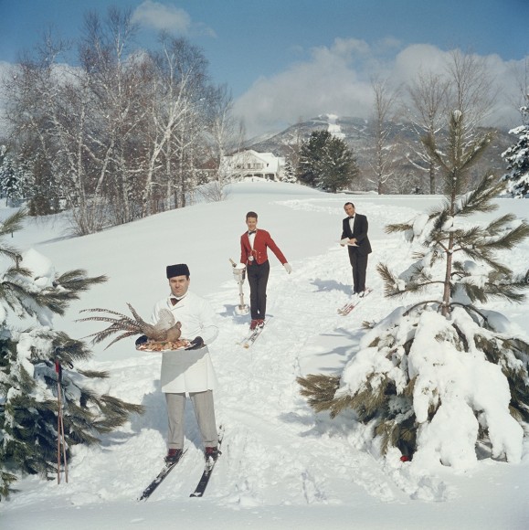 Slim Aarons, Skiing Waiters, Stowe, Vermont, 1962