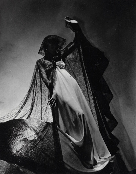 Horst, White Gown With Lace Cape