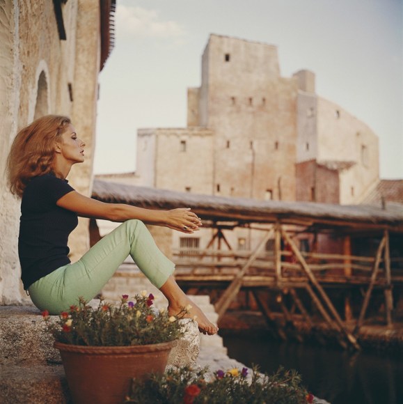 Slim Aarons, Dolores Guinnes, 1965: Catching the sun’s last rays in Costa Smerelda, Sardinia