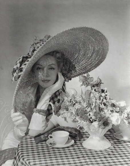 Horst, Helen Bennett, Hat & Gloves I, 1938