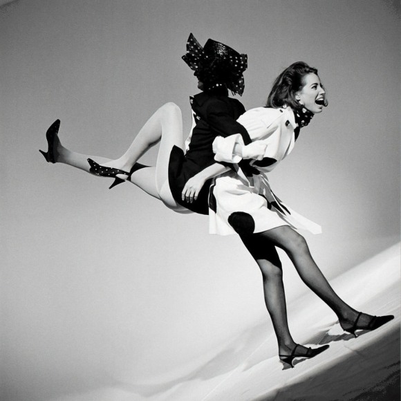 Arthur Elgort, Christy Turlington holding up Linda Evangelista, VOGUE Paris, 1989