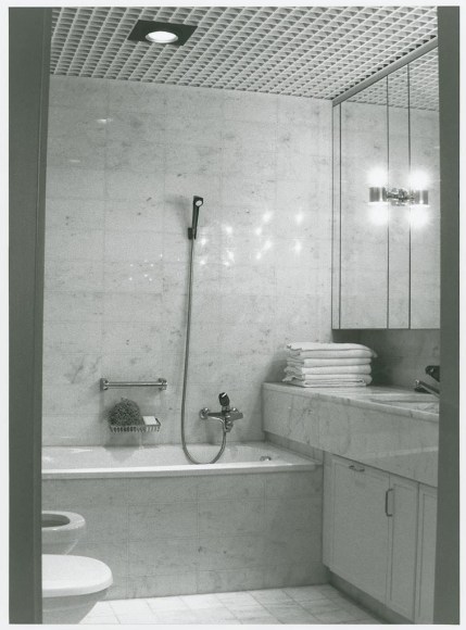  Bathroom, Peter Hokpins