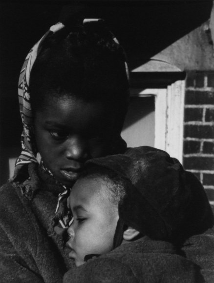 Marvin E. Newman, Chicago, ​1950. Two young children embrace in front of a brick building.
