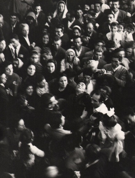 Mario Finocchiaro, Sant'Alfio (Miracoli), 1958. A large crowd photographed from above, blurred with motion. Central is a woman who appears to be fainting or convulsing while others support her.