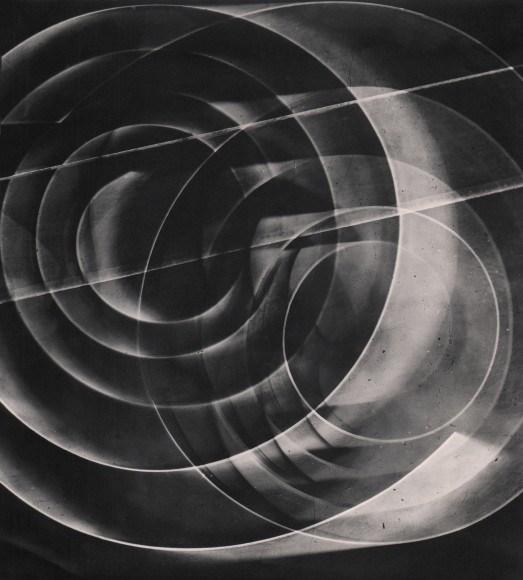 Luigi Veronesi, Fotogramma, 1936/1977. Abstract composition featuring two overlapping sets of concentric circles and two straight lines.