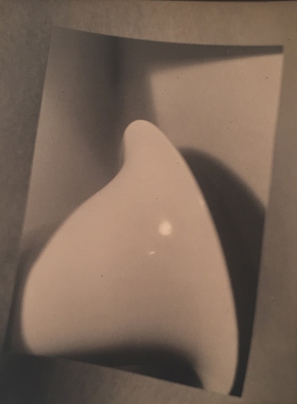 Bernard Shea Horne, Design, 1916&ndash;1917. Abstract bell-shaped white object on its side.