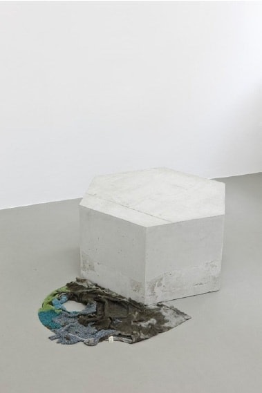 Isa Melsheimer. Selbstentzündet, 2011. Reinforced concrete, t-shirt, boiled linseed oil, pearls, sewing thread, 40 X 76 x 105 cm. Courtesy of the artist and Esther Schipper.