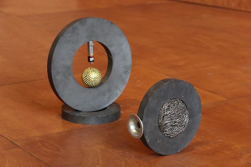 Donghee Koo. Energizer, 2013. Magnets, battery and metal sponge, 41 x 25 x 24 cm. Courtesy of the artist & PKM Gallery.