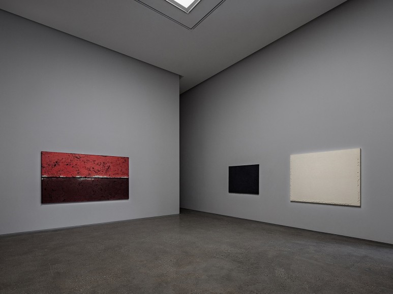 Installation view of 𝘊𝘩𝘶𝘯𝘨 𝘊𝘩𝘢𝘯𝘨-𝘚𝘶𝘱, 𝘔𝘪𝘯𝘥 𝘪𝘯 𝘔𝘢𝘵𝘵𝘦𝘳 at PKM. Courtesy of PKM gallery.