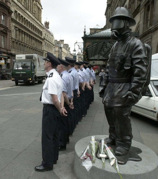 KENNY HUNTER  Citizen Firefighter  2001, bronze. Installation view: Glasgow, Scotland